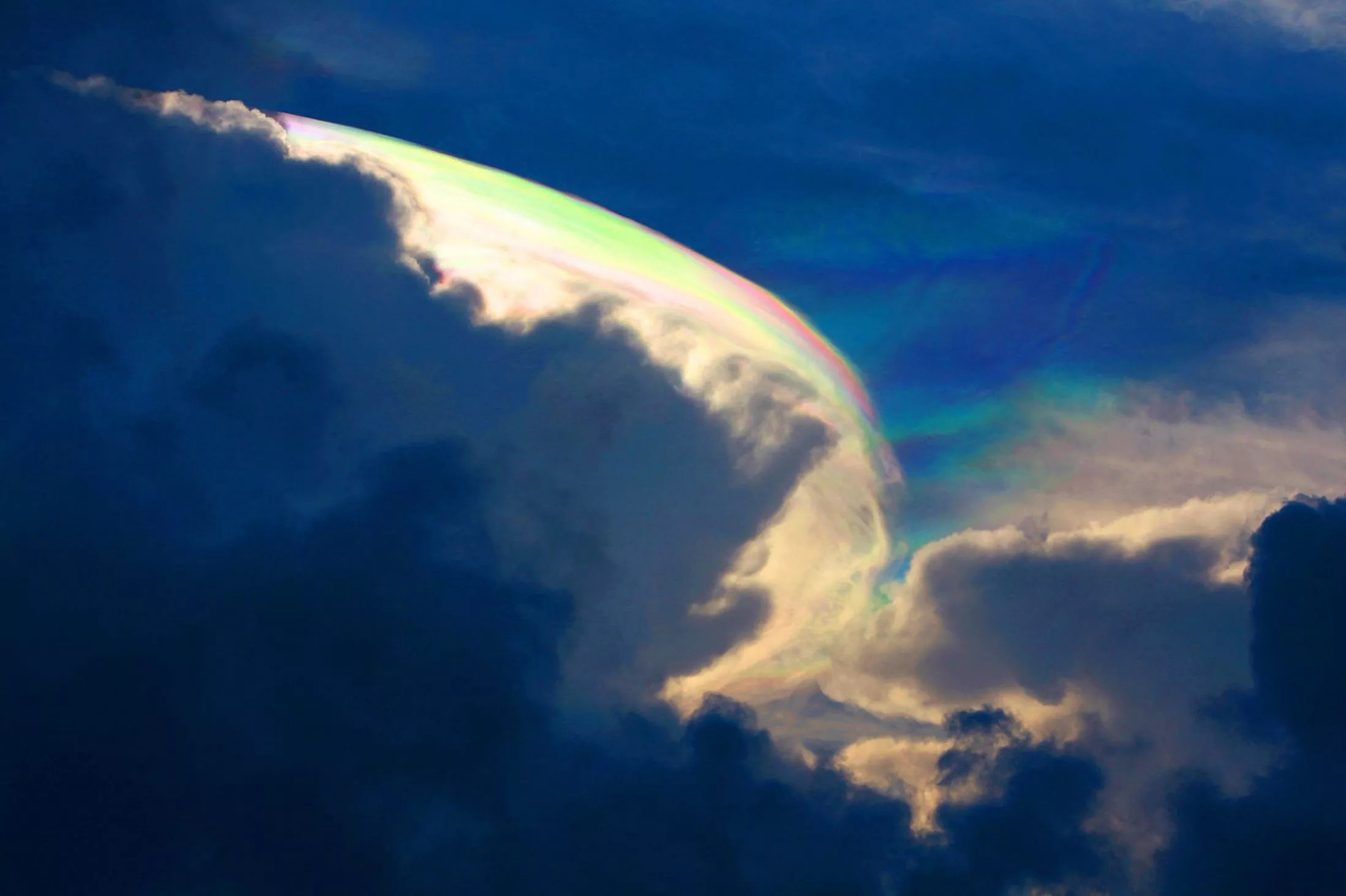 Rare rainbow cloud dazzles as it appears over southern China Mirror